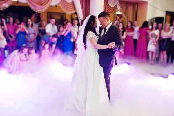 DJ Hochzeit Der Party DJ sagt den Hochzeitstanz an